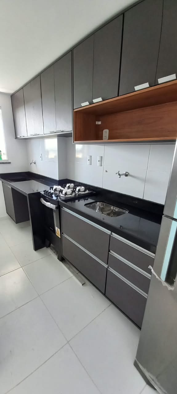 Cozinha em tons de cinza com nicho em madeira